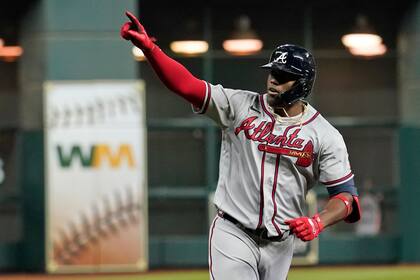 El cubano Jorge Soler, de los Bravos de Atlanta, celebra un jonrón de tres carreras en el sexto juego de la Serie Mundial, el martes 2 de noviembre de 2021, ante los Astros de Houston (AP Foto/Eric Gay, archivo)