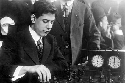 El cubano José Raúl Capablanca (1988-1942) es una figura mítica del ajedrez; ganó el título de campeón mundial en 1921 y su último gran desempeño fue en la Olimpíada Buenos Aires 1939.