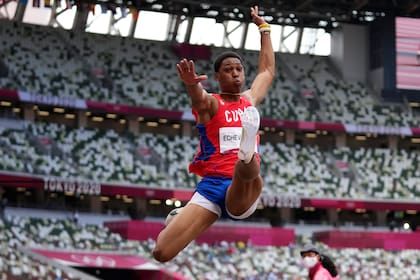 El cubano Juan Miguel Echevarría compite en el salto de longitud, el lunes 2 de agosto de 2021, en Tokio. (AP Foto/Matthias Schrader)