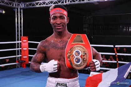 El cubano Scull se enfrentará a Canelo con un récord de 23 victorias, nueve de ellas por nocaut