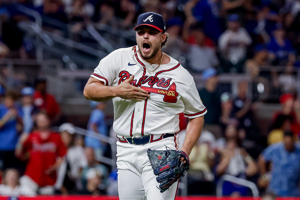 El cubano Víctor Mederos, de los Bravos de Atlanta, festeja tras recetar un ponche en el duelo ante