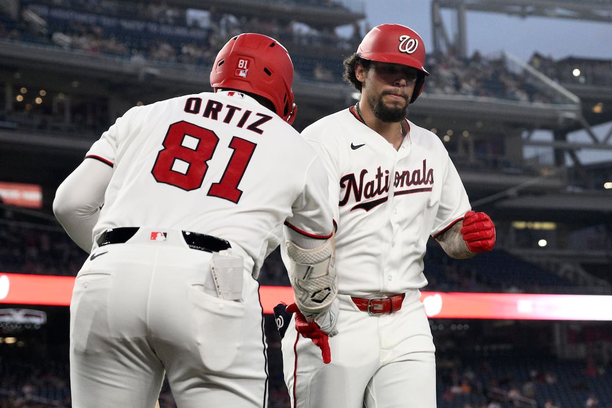 El cubano Yohandy Morales, de los Nacionales de Washington, es felicitado por Abimelec Ortiz, luego