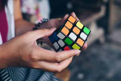 El cubo Rubik, uno de los juguetes más populares entre los chicos y los adultos, tiene solución aunque parece difícil