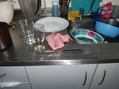 El cuchillo encontrado con manchas de sangre dentro de la vivienda.