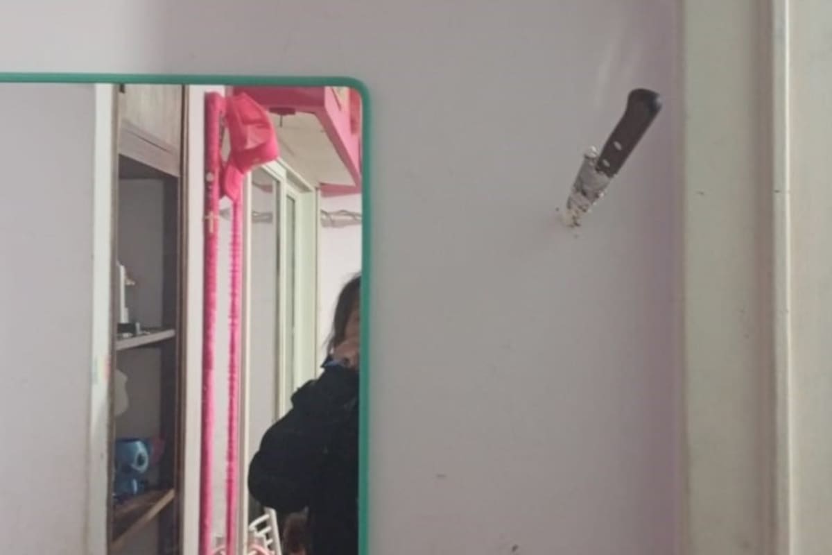 El cuchillo quedó clavado en la pared, junto a la entrada del baño
