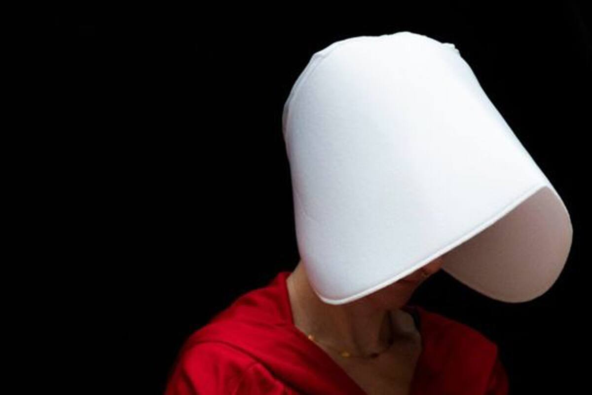 El cuento de la criada plantea un futuro distópico donde existe un problema global de infertilidad