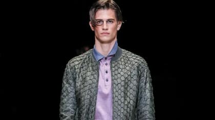 El cuero de pirarucu se utiliza para fabricar bolsos, zapatos y chaquetas, como esta de Giorgio Armani