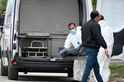 El cuerpo apareció al pie de un eucalpitus