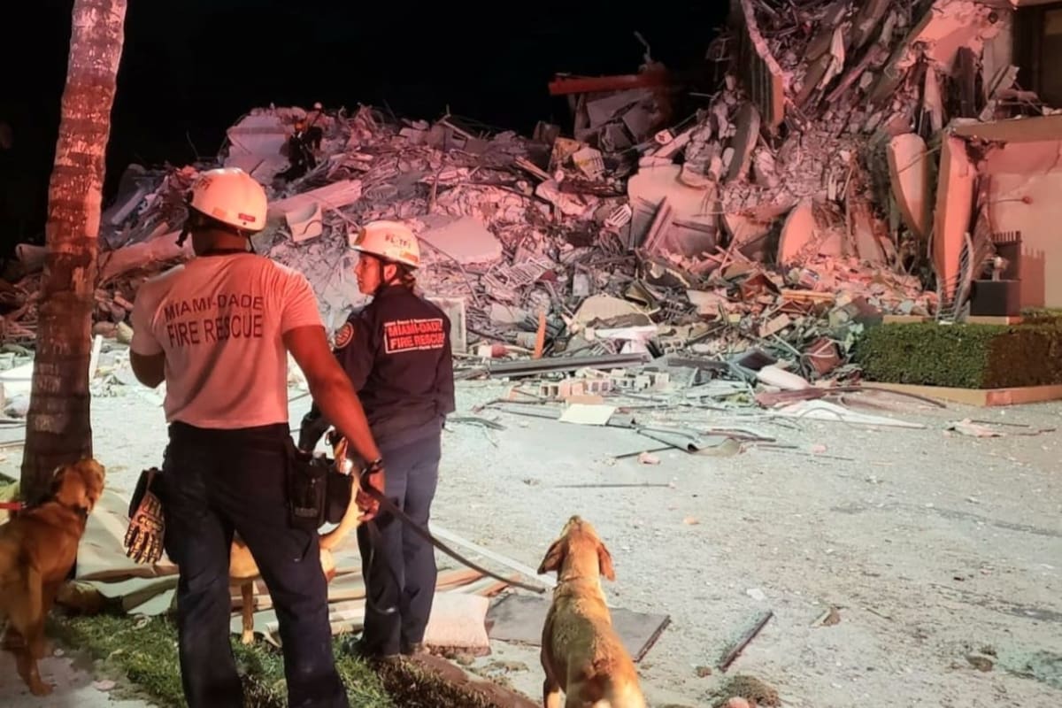 El cuerpo de bomberos rescatistas de Miami Dade Fire Rescue en Surfside, Miami tras el colapso del complejo de condominios Champlain Towers South