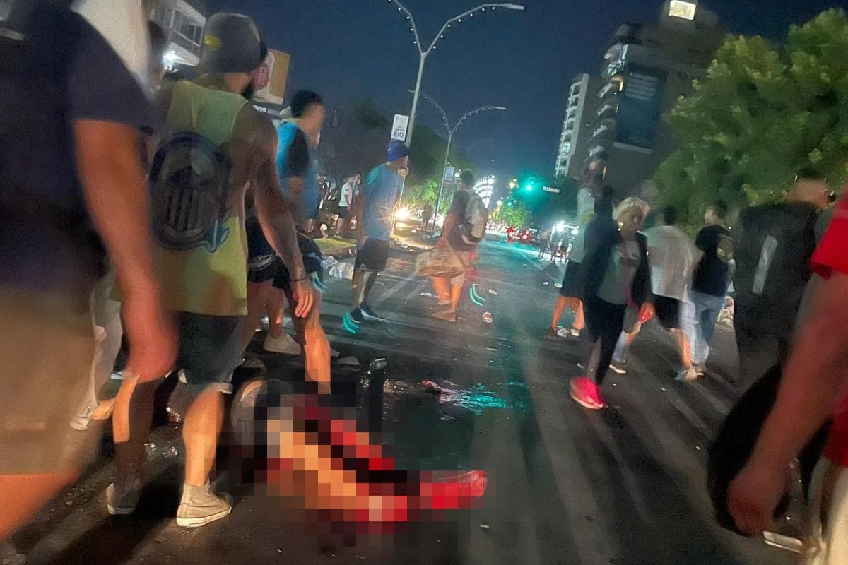 El cuerpo de Bracamonte en el suelo tras el ataque, con las piernas ensangrentadas producto de las heridas