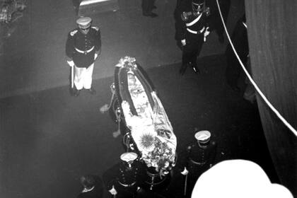 El cuerpo de Eva Perón en el Congreso, en la lente de Fusco