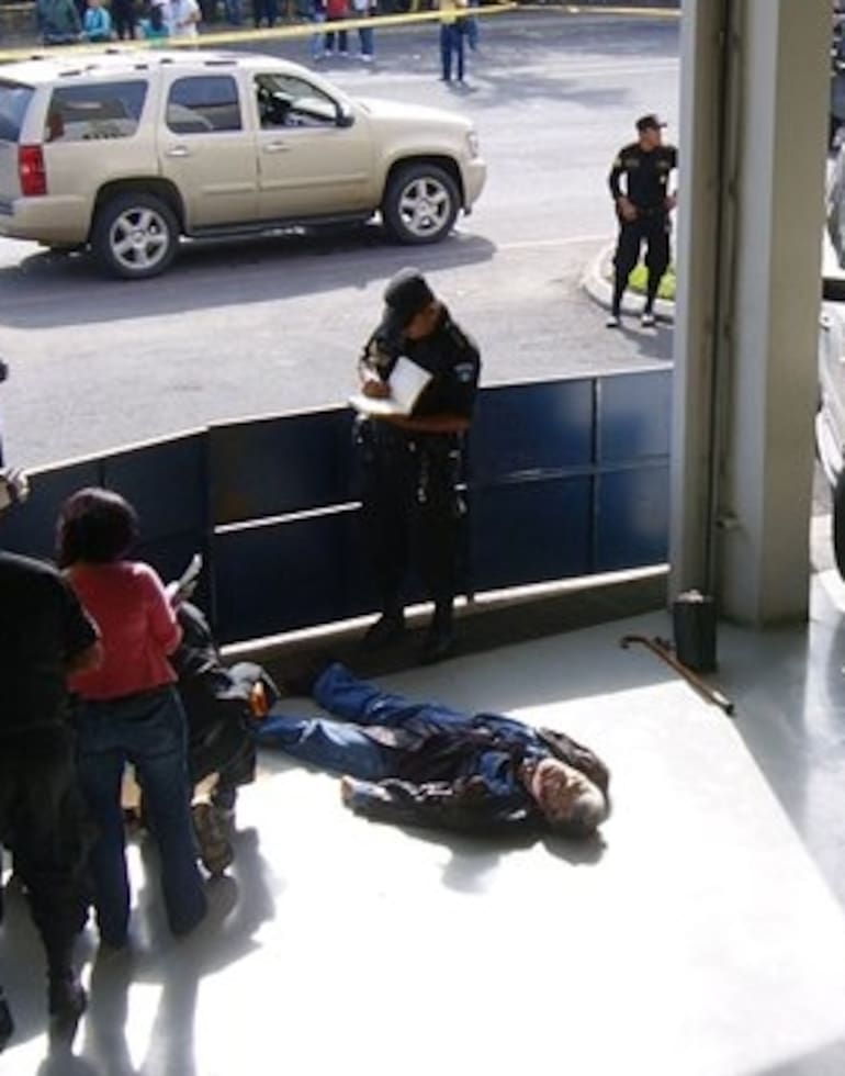 El cuerpo de Facundo Cabral yace en el suelo del cuartel de bomberos hasta donde logró manejar su productor tras el cruento ataque