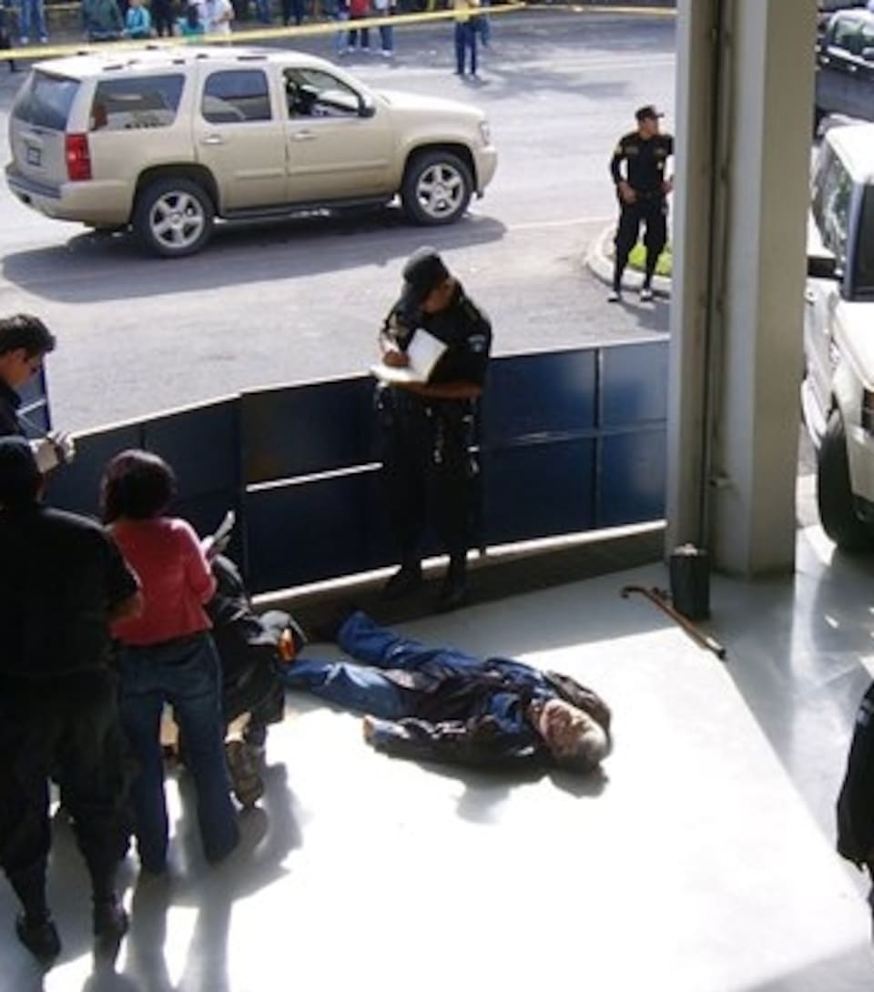 El cuerpo de Facundo Cabral yace en el suelo del cuartel de bomberos hasta donde logró manejar su productor tras el cruento ataque