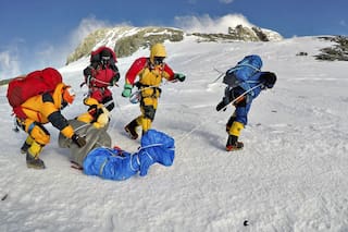 Los campeones sherpa que mueren en el intento por guiar a extranjeros a las altas cumbres: ¿qué tan peligroso es?