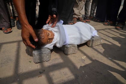El cuerpo de Jamal al-Najjar, de 5 años, tras su fallecimiento en el Hospital Al Nasser de Khan Younis, al sur de la Franja de Gaza, el martes 12 de agosto de 2025