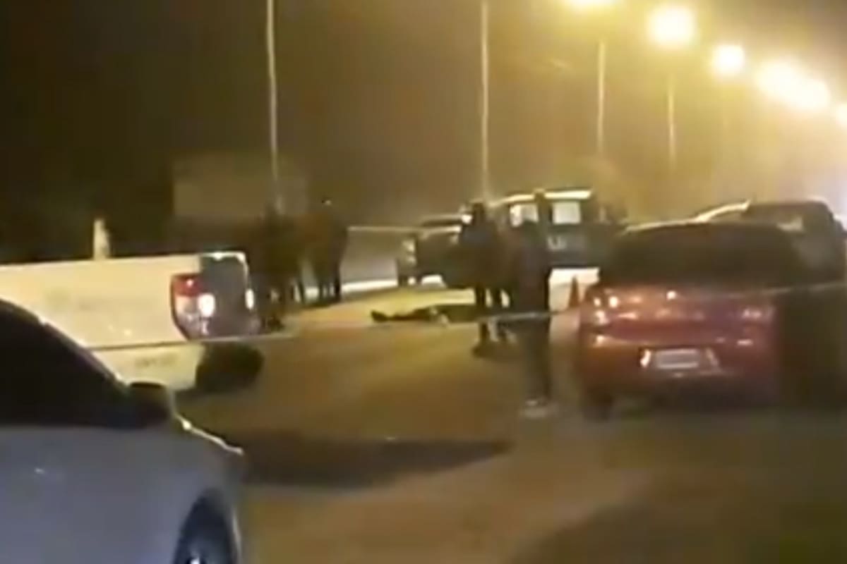 El cuerpo de la víctima sobre la ruta