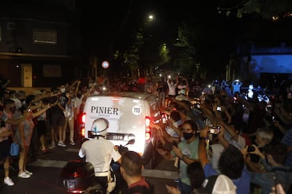 El cuerpo de Maradona, trasladado a la Casa Rosada en medio de un fuerte operativo de seguridad