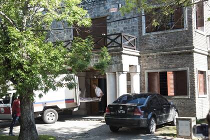 El cuerpo de Mirko Saldaño, una de las víctimas mortales, es retirado por forenses