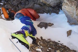 El complejo desafío de recuperar el cuerpo del escalador que murió en el Everest hace 30 años