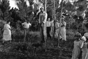 El cuerpo de Rubin Stacy, de 32 años, cuelga de un árbol en Fort Lauderdale, Florida, el 19 de julio de 1935. Su imagen fue publicada por la revista NAACP y luego por la revista LIFE.