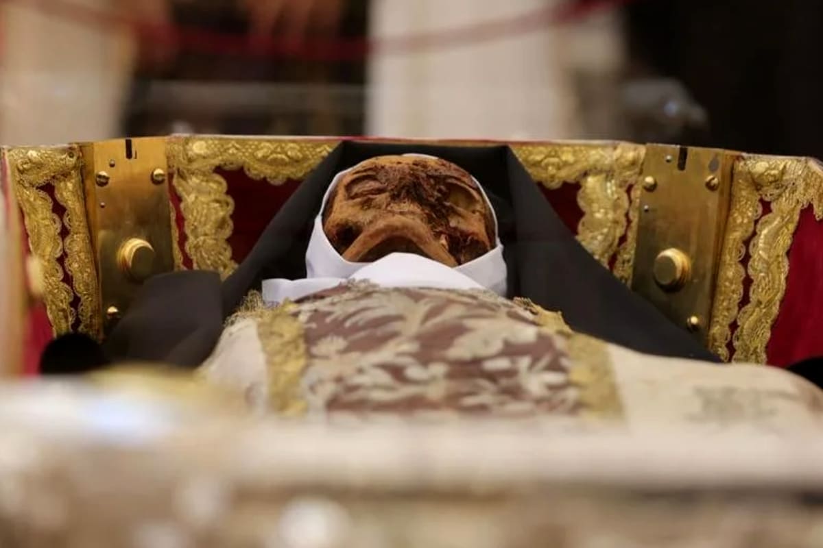 El cuerpo de Santa Teresa de Jesús fue expuesto este domingo en Alba de Tormes, Salamanca, por primera vez en 111 años