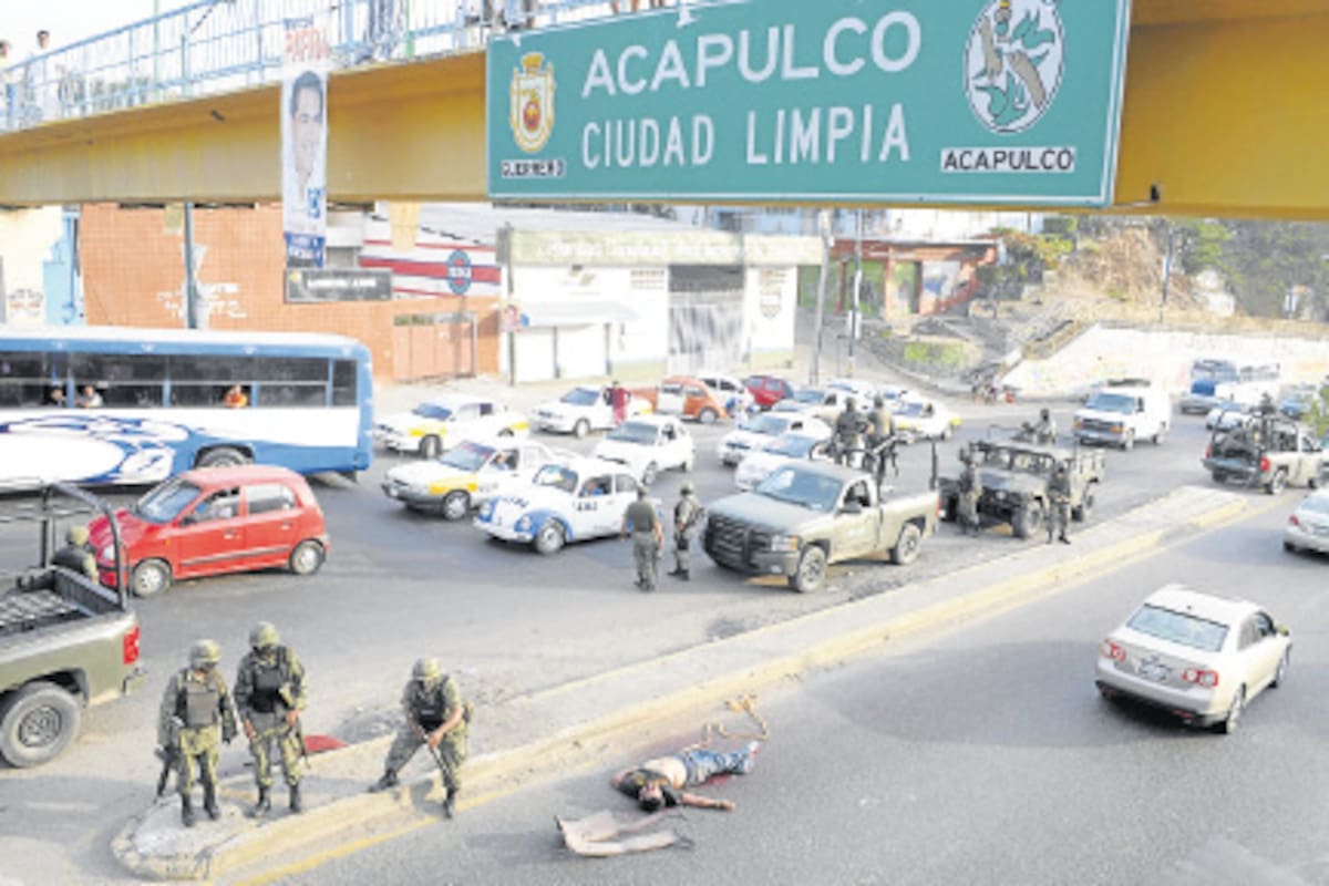 El cuerpo de un hombre que fue ahorcado desde un puente yace en la calle