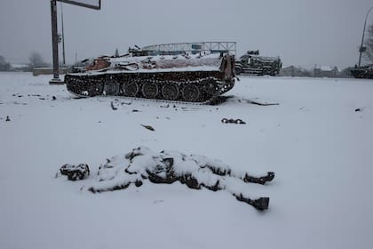 El cuerpo de un soldado ruso yace cerca de vehículo luego de un combate con fuerzas rusas