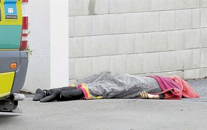 El cuerpo de una de las víctimas yace en la entrada de una de las dos mezquitas atacadas anteayer por el supremacista australiano