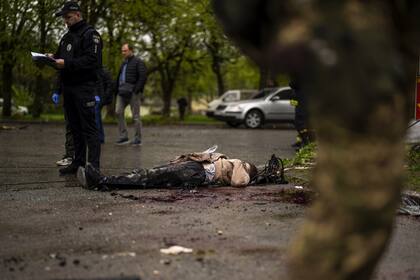 El cuerpo de una mujer muerta después de un bombardeo ruso yace en el suelo en Chernihiv, Ucrania, el miércoles 17 de abril de 2024.