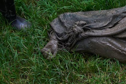 El cuerpo de una víctima de una inundación repentina yace en el suelo junto al río Trishuli, en el distrito de Nuwakot, Nepal