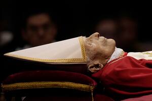 El cuerpo del difunto Papa Emérito Benedicto XVI expuesto en el interior de la Basílica de San Pedro en el Vaticano, el lunes 2 de enero de 2023. Benedicto XVI, el teólogo alemán que será recordado como el primer Papa en 600 años en renunciar, ha murió, anunció el Vaticano el sábado. Tenía 95 años. (Foto AP/Andrew Medichini)