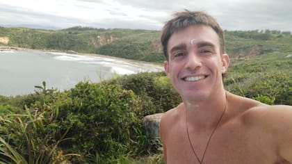 El cuerpo del joven apareció a orillas de un río.