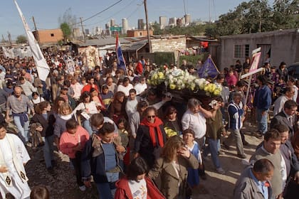 El cuerpo del padre Mugica, que fue sepultado en Recoleta, regresa a la Villa en 1999, para descansar en la parroquia Cristo Obrero; en la ceremonia que participó el por entonces arzobispo metropolitano Jorge Bergoglio
