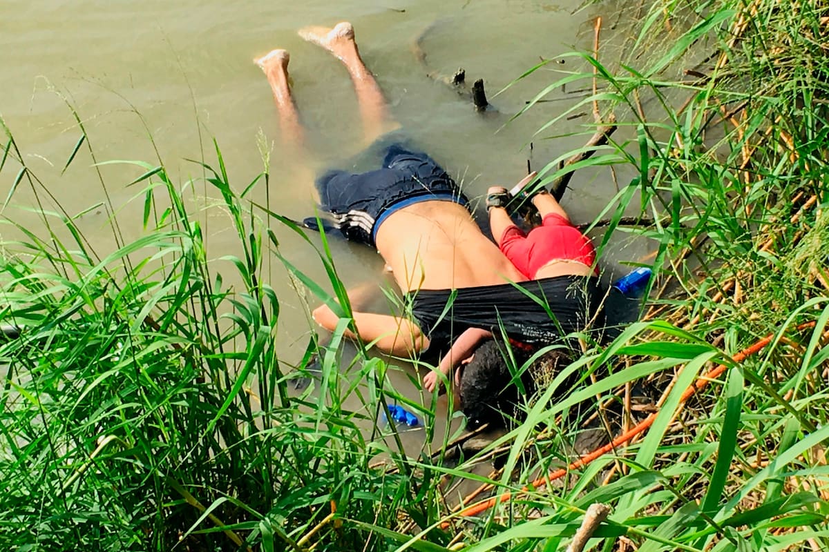 El cuerpo del salvadoreño Oscar Alberto Martínez Ramírez junto al de su hija Valeria de casi 2 años, en la orilla del Río Grande en Matamoros, México
