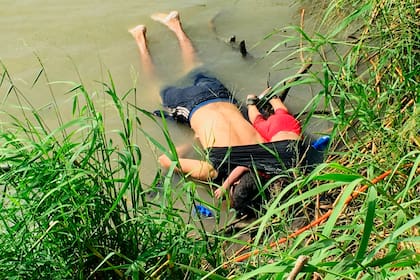 El cuerpo del salvadoreño Oscar Alberto Martínez Ramírez junto al de su hija Valeria de casi 2 años, en la orilla del Río Grande en Matamoros, México