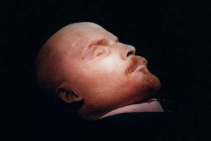 El cuerpo embalsamado de Vladimir Lenin en su mausoleo en la Plaza Roja de Moscú, el 16 de abril de 1997. (Foto AP/Sergei Karpukhin)