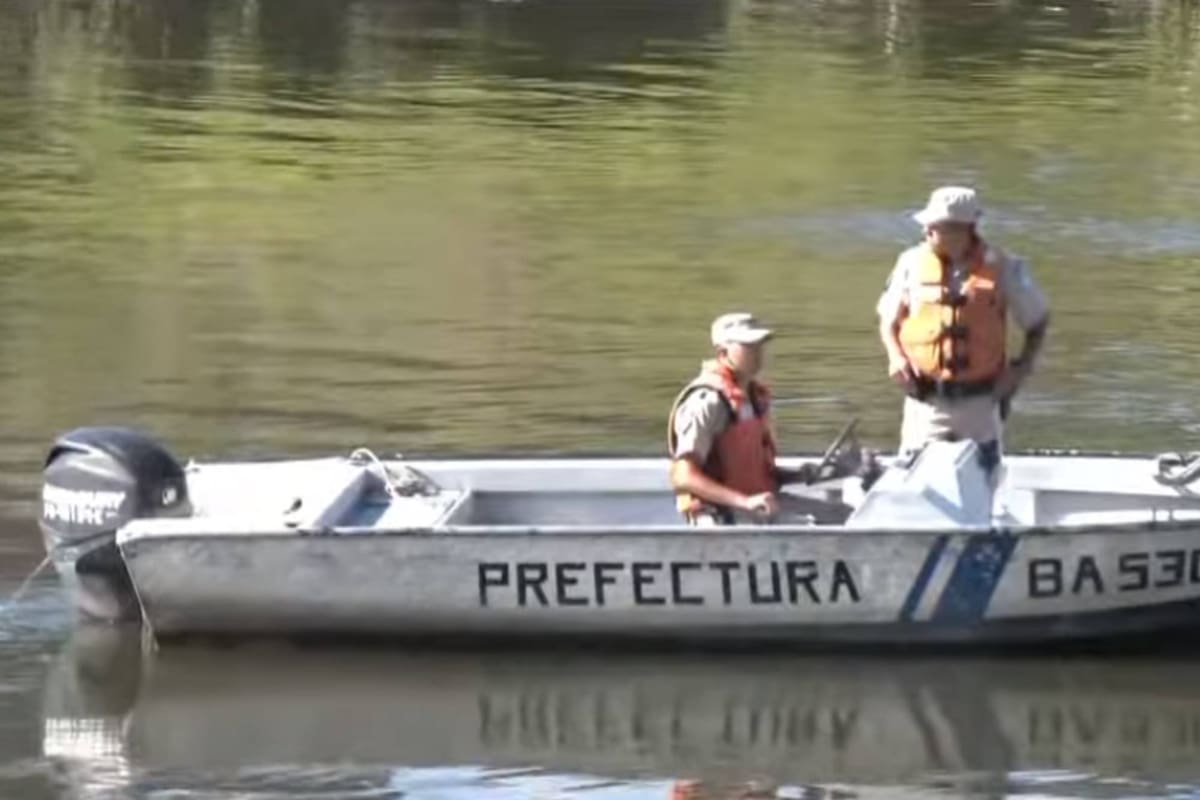 El cuerpo es el de un hobre, llevaba una camiseta de River, zapatillas y un jean