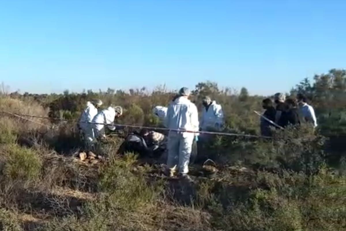 El cuerpo fue hallado enterrado en un descampado, a más de 50 kilómetros de la capital provincial, en la comuna de Lavalle. Sólo tenía ropa interior. Ahora se realizarán los estudios de ADN.