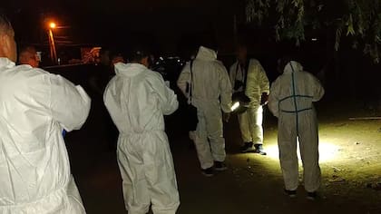 El cuerpo fue hallado por una patrulla policial en un procedimiento en el que observaron a un hombre sospechoso salir de la casa y luego escaparse por los techos.