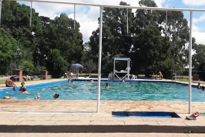 El cuerpo fue rescatado por un adulto que se había sumergido y advirtió que el menor estaba en el fondo de la pileta, inmóvil