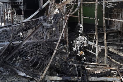 El cuerpo quemado de un prisionero militar ucraniano se ve en un cuartel destruido en una prisión en Olenivka, en un área controlada por las fuerzas separatistas respaldadas por Rusia, en el este de Ucrania, el viernes 29 de julio de 2022. (AP Photo)