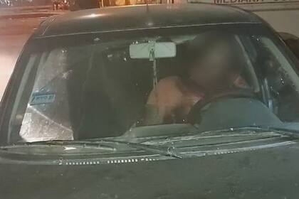 El cuerpo sin vida de Rubén Vedia en el Fiat Siena donde fue asesinado; lo acribillaron a metros de una central de la PFA