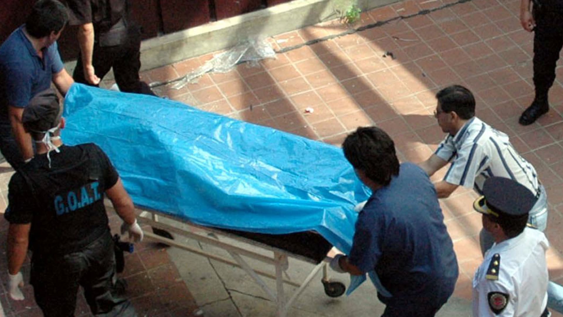 El gobernador cordobés José Manuel de la Sota exhibe la foto de Sajen; horas después, el violador fue detenido