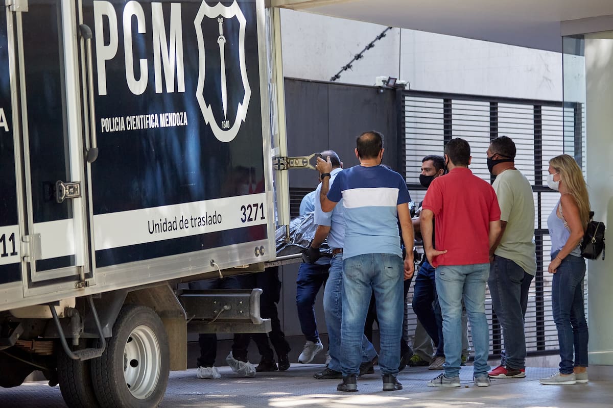 El cuerpo sin vida de Santiago García ingresa en la unidad de traslado que lo llevará hasta la morgue.