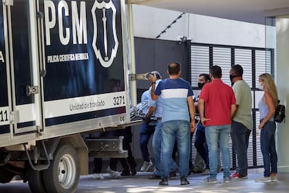 El cuerpo sin vida de Santiago García ingresa en la unidad de traslado que lo llevará hasta la morgue.