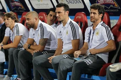 El cuerpo técnico de la selección. De derecha a izquierda: Pablo Aimar, Lionel Scaloni, Walter Samuel, Martín Tocalli y Luis Martín