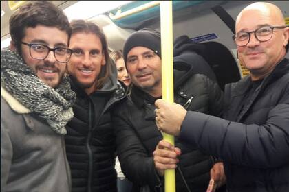 El cuerpo técnico del seleccionado en el Tube de Londres