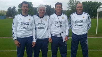 El cuerpo técnico encabezado por Claudio Ubeda, con el Sub 20