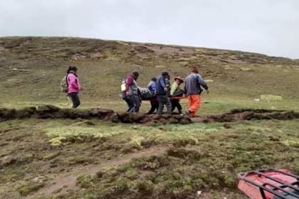El cuerpo ya sin vida de la mujer de 32 años fue rescatado por efectivos del Escuadrón de Emergencia de la División Policial y trasladado a la morgue de la ciudad de Sicuani para la correspondiente autopsia.