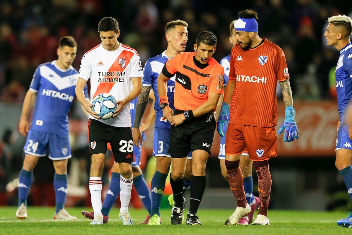 El cuestionamiento de los jugadores de Vélez a Merlos, tras la sanción del penal